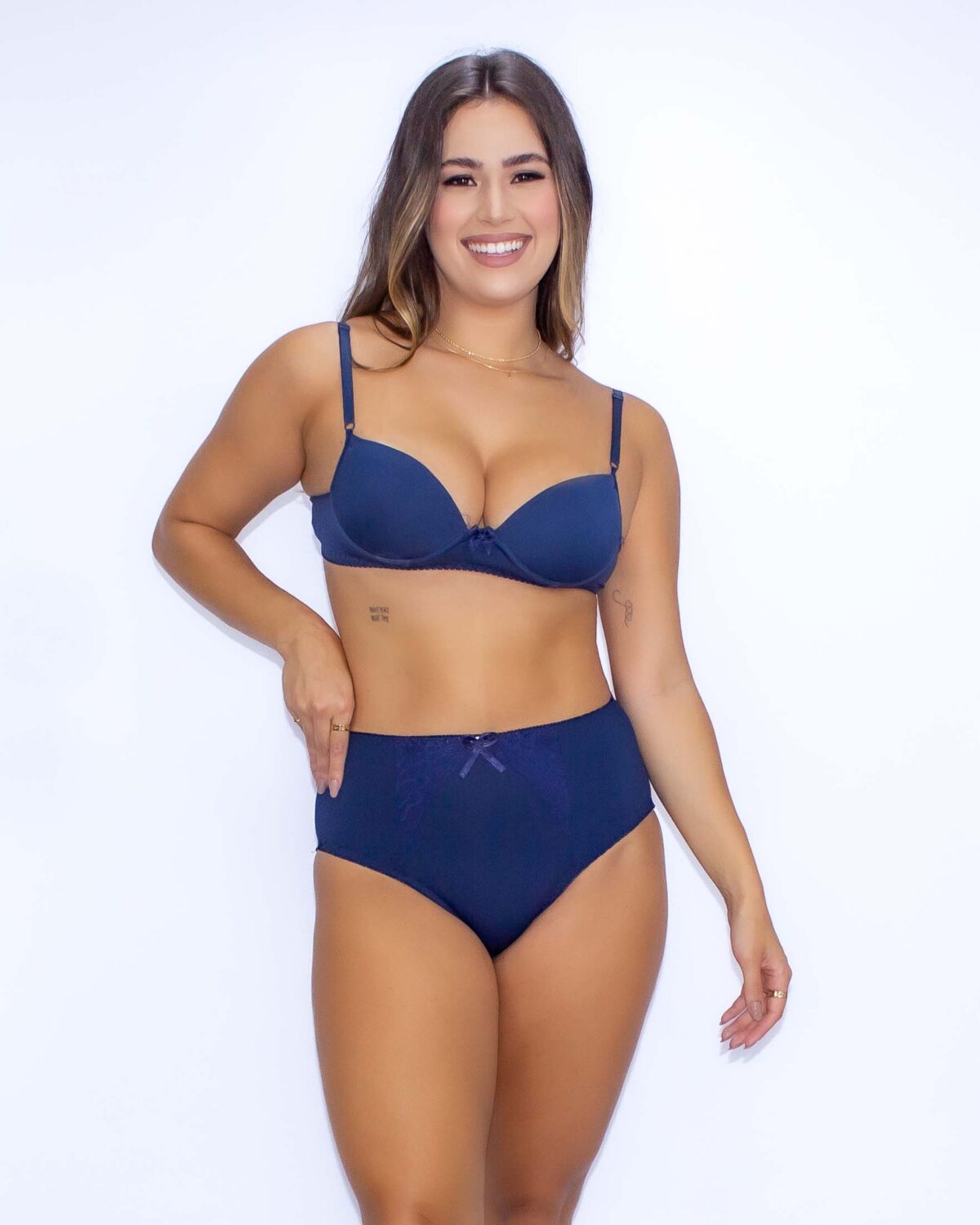 Calcinha hotpant de cintura alta e renda sobreposta azul marinho
